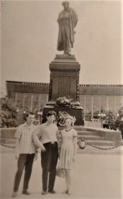 С сыном Володей и дочерью Анной в Москве