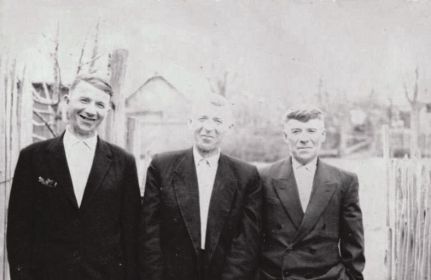 Мошкин Алекандр (в центре) с братьями Сергеем (справа) и Николаем (слева)