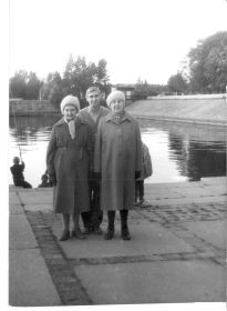 1993 г., Кронштадт. Волкова Елена Евдокимовна (справа) с сестрой Полиной и её сыном Сашей.