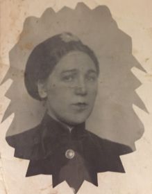 Заглавное фото сделано 13 октября 1942 г., Елена Евдокимовна (здесь ей 30 лет) прислала его своей матери Анне Матвеевне в Калининскую область.