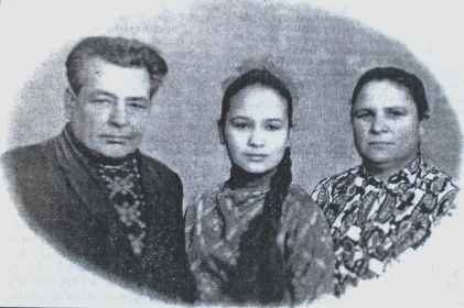 Н.Н.Волков с дочерью и женой