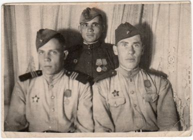 В конце войны. Рудко И.В. (справа) с сослуживцами