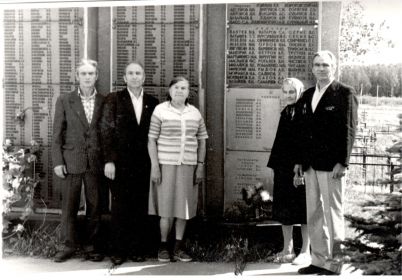 Василий (кр. справа) с братьями и сестрами на мемориале г. Гагарина, где захоронен отец, Волков Н.И., погибший в 1942 г.ог