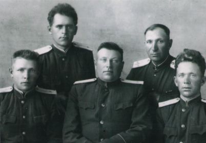 Бородкин Василий Петрович (крайний справа сидит) и рядом выше Черечукин Иван Нестерович