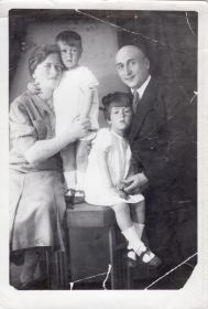 Семья до войны: Сергей Матвеевич с женой Марией Фёдоровной и дочерьми: Мариной (старшая) и Натальей (младшая)