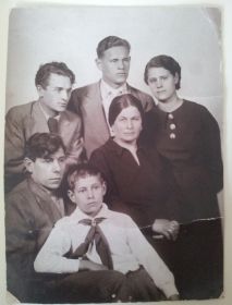 Власов Федор Семенович с женой и сыновьями