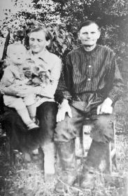 Семен Николаевич с женой Ириной Филимоновной и дочерью Анной