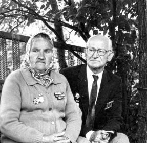 Сафронова (Говоренкова) М.Д.  с мужем  Сафроновым Г.Г. на лавочке возле дома
