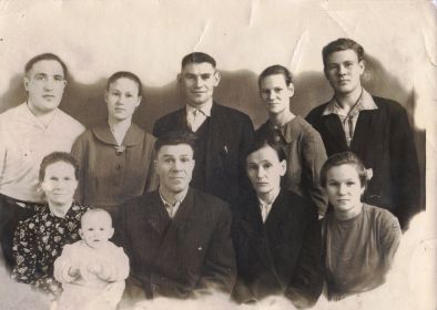 Спустя годы после войны,семейное фото,Петр Иванович сидит в центре слева.