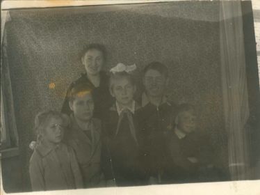 Иван с Анной, с детьми (Оля, Таня, Вова) и сестрой Лидой