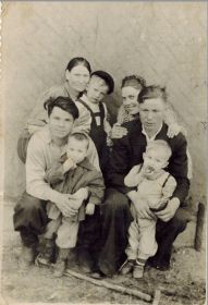 Иван с Анной и дочкой Таней, мать Парасковья с внуком Сашей, Ерлин Паша с сыном Сашей