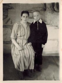 Анна Дмитриевна с сыном первокласником Сашей