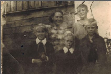 Анна Дмитриевна с детьми (Сашей, Таней, Вовой и Олей)