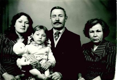 Иван с сестрой Валей и ее дочкой Ириной и внучкой Викой