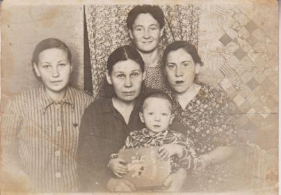 дочь Лида и Пелагея с родственниками по линии жены Прасковьи. Крайняя справа Мальцева (Быкова)Капиталина  (1932г)