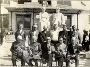 Встреча ветеранов в Лобойковской школе. 1970-е годы.