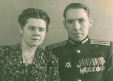 с супругой Анной Михайловной Кошуковой (Нагибиной)