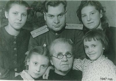 1947 г. Константин с бабушкой Глазковой Марией Ивановной и сёстрами.