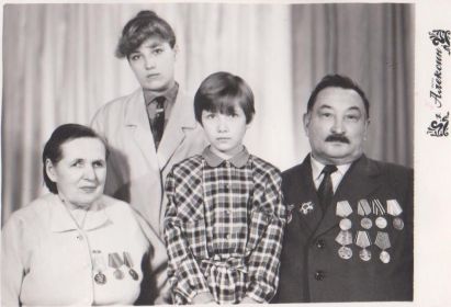 Отдельновы с внучками Люда и Люба