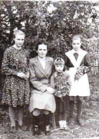 Е. В. Отдельновой с ученицами и дочерью (справа), 1953 г.