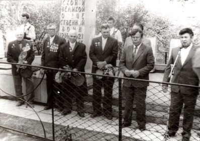 В День Победы у Лобойковского обелиска. 1990-е годы