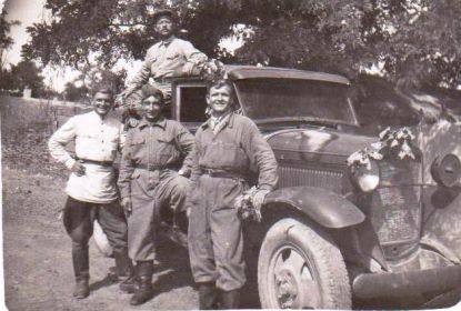Отдельнов Михаил Васильевич с армейскими друзьями (июнь 1943 г.)