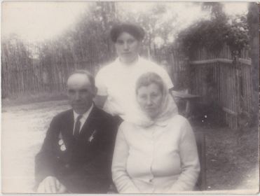 Елена Павловна с мужем Дмитрием Алексеевичем и дочерью Клавой