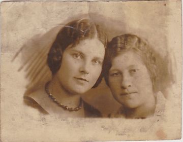 Елена Павловна(справа) с сестрой Анной