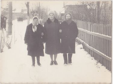 Елена Павловна(слева) с Анной Павловной и Кирой Константиновной