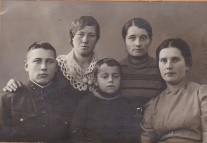 Елена Павловна(во втором ряду первая слева) с братом Иваном  и сестрами Валентиной(стоит) и Анной, мальчик Арис, сын Валентины
