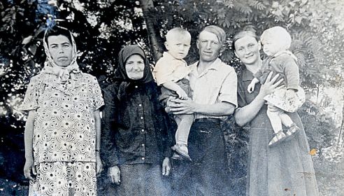 Семья Жданкиных. В центре фотографии мама Маланья и брат Василий.