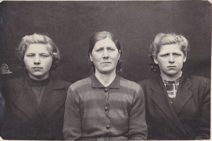Сестра Ольга с дочерьми Лидой и Шурой 20.06.1951г