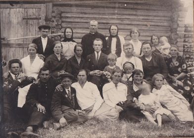 Елена Павловна в первом ряду в центре( белая блузка черная юбка) с родственниками