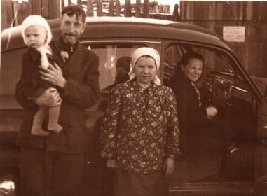 фотография в послевоенные годы женой, дочерью и внуком