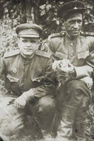 Павел Васильевич (слева) с сослуживцем