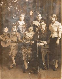 Иван Иванович с невестой среди друзей (первая справа - его невеста Оля, второй справа - Иван Иванович)