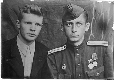 1944 Лейтенант Иванов В.А. в отпуске в пос.Нижний Уфалей с одноклассником Виктором Постниковым.