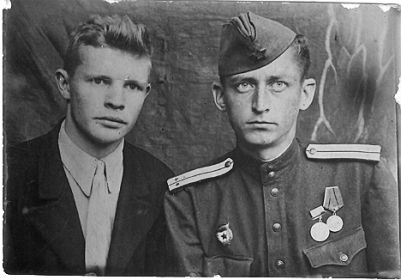 1944 Лейтенант Иванов В.А. в отпуске в пос.Нижний Уфалей с одноклассником Виктором Постниковым.