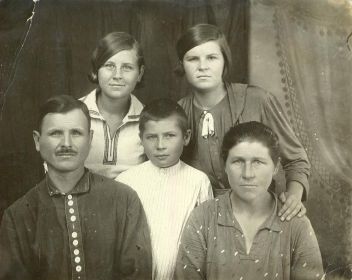 Яков Михайлович Колпаков, его жена Анна Алексеевна Колпакова (Осина), их дети Прасковья, Евдокия, Василий. 1938 год