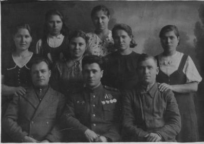 Любовь Васильевна Хайбулаева (Карагодина) с мужем и своими братьями и сёстрами