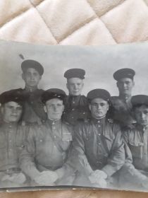 Павел Константинович с сослуживцами по 13 заставе. В нижнем  ряду второй справа