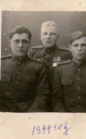 Хайбулаев Идрис Булатович и однополчане 1944 год