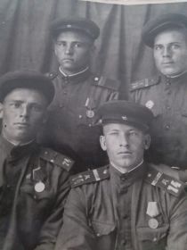 Павел Константинович с сослуживцами по 13 заставе. В верхнем ряду первый слева