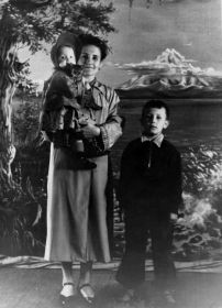 Громова Александра Емельяновна  с сыном Виктором и дочерью Ларисой