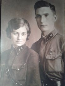 С супругой - Евстигнеевой Ниной Владимировной. Сентябрь 1940 года, г. Кишинёв.