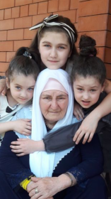 Ася Циздоева (наверху) с сестрами и бабушкой Любовью Умаровной