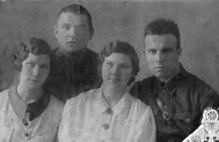 На фотографии изображены Фомин Пётр Петрович со своей женой Фоминой Марией Семеновной (Слева), и семья Брижатых (справа)