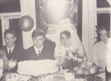 Иван Федорович(слева) на свадьбе племянника Владимира