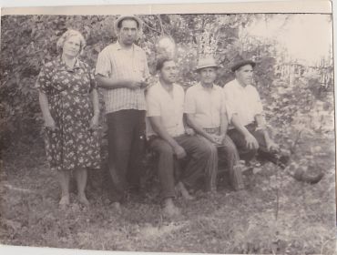 Каузов Н.Л.(стоит) с родственниками, сидит первый слева брат Константин
