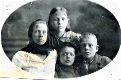 жена Любовь Ивановна, дочь Тоня, сын Толик, сын Гена. ор.1943-4г.г.